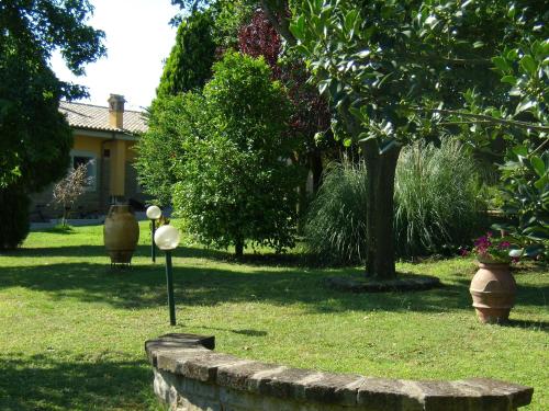 Jardín al aire libre en Agriturismo L.B.STUD