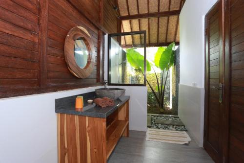 Kamar mandi di Villa Domanik