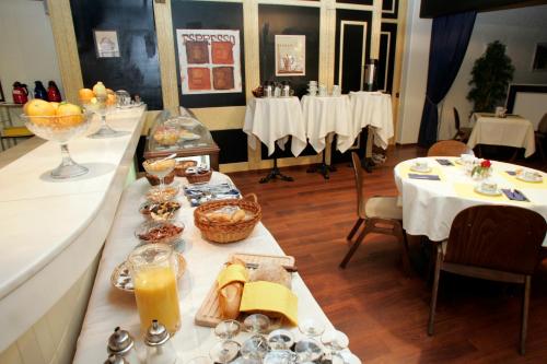 a buffet line with food and drinks in a restaurant at Hôtel Le National in Delémont