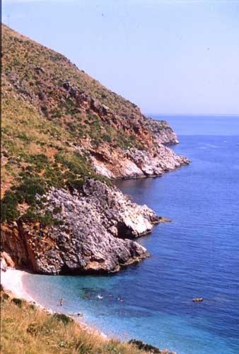 an island in the ocean with a sandy beach at B&B Pacheco in Paceco