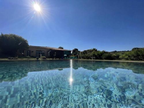 4 bedroom Luxury Villa with Swimming Pool and Lush Gardens Close to City & Beach