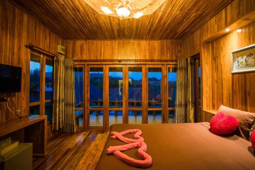 una camera da letto con un letto con due serpenti sopra di Tarahill Khao Kho a Khao Kho