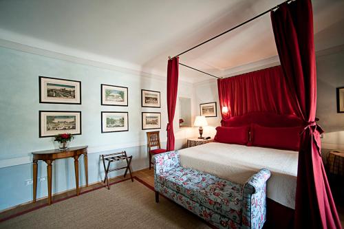 La Locanda Di Cetonaにあるベッド