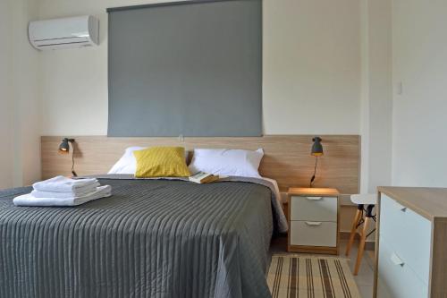 Un dormitorio con una cama con una pared azul. en Athena Holiday Homes, en Limassol