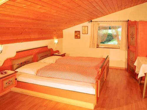 a bedroom with a bed and a window at Haus Gilli in Lagundo