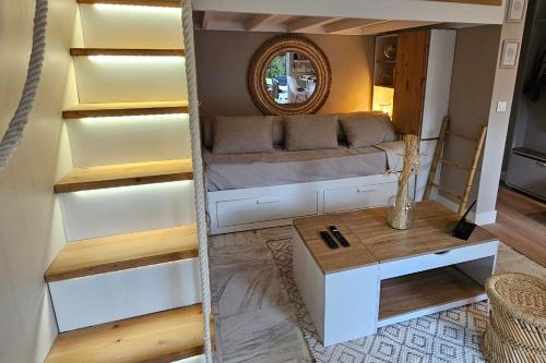 Bright studio apartment with terrace in Cannes