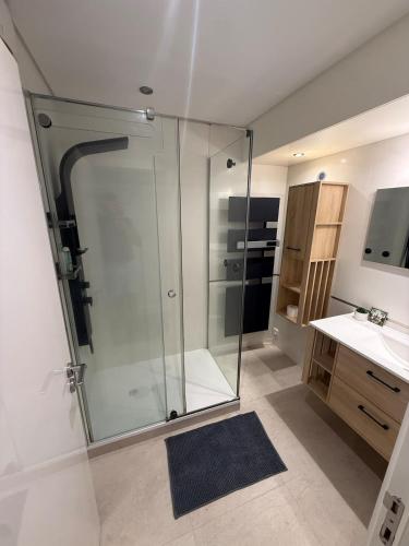 Modern Apartment with Private Parking