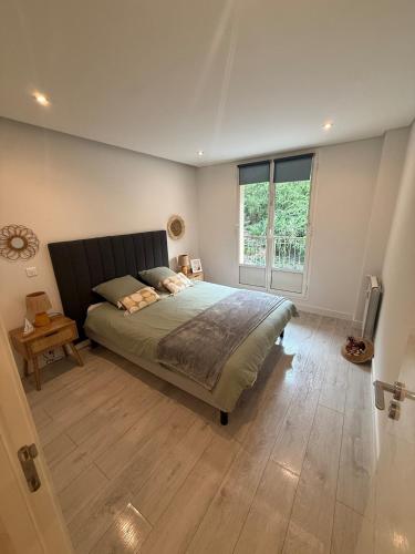 Modern Apartment with Private Parking