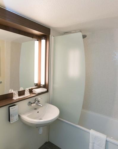 Salle de bains dans l'établissement Campanile Agen