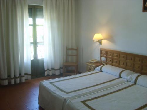 - une chambre avec un grand lit et une fenêtre dans l'établissement Hotel Hispanidad, à Guadalupe