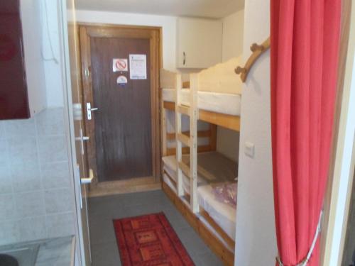 Łóżko lub łóżka piętrowe w pokoju w obiekcie Chalet La Piste Bleu