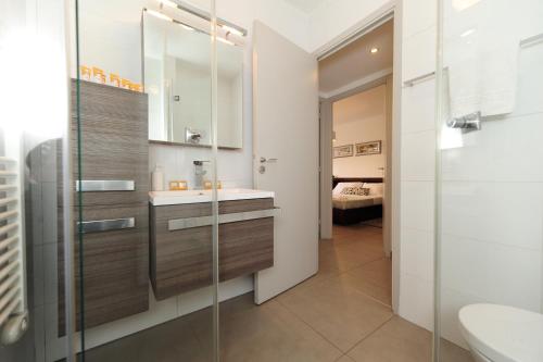 une salle de bain avec une douche en verre et un lavabo dans l'établissement Nice Étoile Grand Suite Five stars Holiday House, à Nice