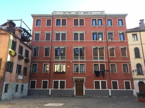 um edifício de tijolos vermelhos com uma porta num pátio em Cà Widmann em Veneza