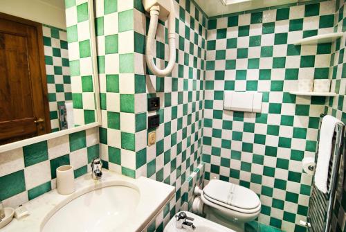 フィレンツェにあるCondotta 3 - Keys Of Italyの緑と白のチェッカー壁のバスルーム