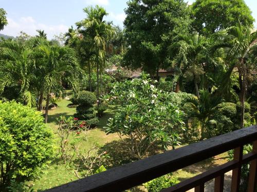 Taman di luar Symphony Villa