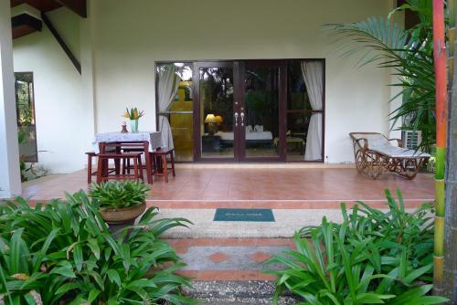 Taman di luar Symphony Villa