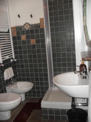 ein Badezimmer mit Waschbecken und Toilette in der Unterkunft La Stella in Civita