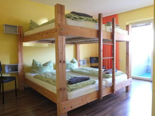 Habitación con literas y 3 literas en Outdoor Zentrum Allgäu- Hostel, en Bihlerdorf