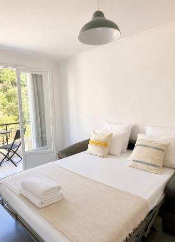Bright studio with balcony near tram