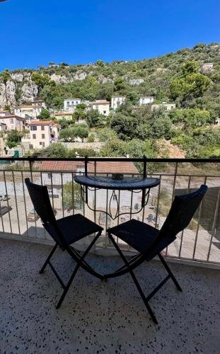 Bright studio with balcony near tram