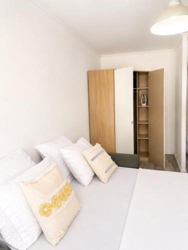 Bright studio with balcony near tram