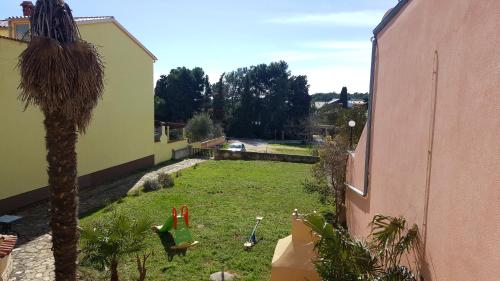 Κήπος έξω από το Apartmani Koin