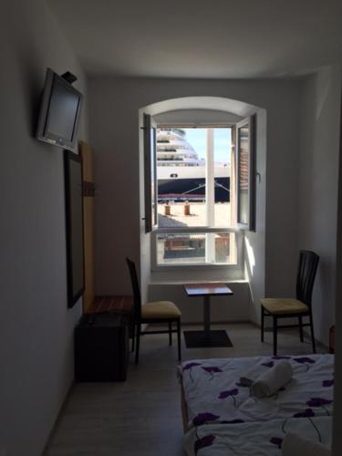TV a/nebo společenská místnost v ubytování Main Bus Station Rooms