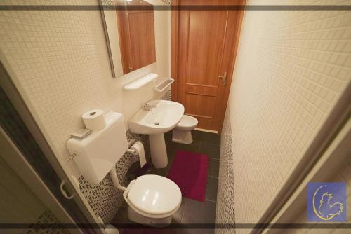 een kleine badkamer met een toilet en een wastafel bij BB Gallipolis Terra in Gallipoli