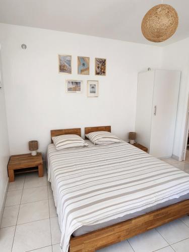Pretty and comfortable outbuilding with swimming pool and garden