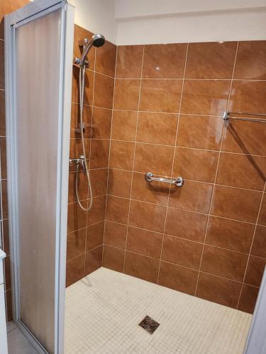 Pretty and comfortable outbuilding with swimming pool and garden
