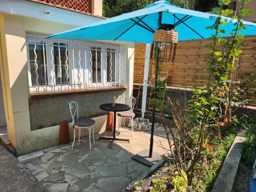Pretty and comfortable outbuilding with swimming pool and garden