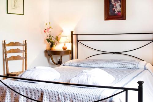 ブーチネにあるBelvedereのベッドルーム1室(黒いベッド1台、枕2つ付)