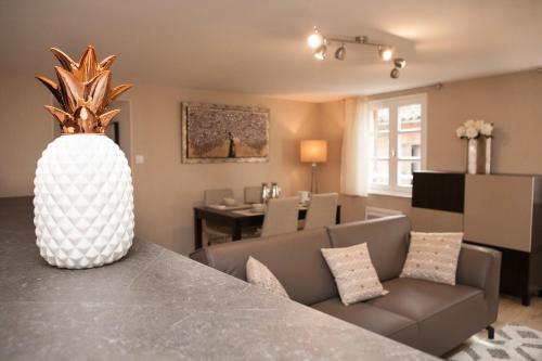 un vase assis sur une table dans un salon dans l'établissement L'appart du Cloitre, à Albi