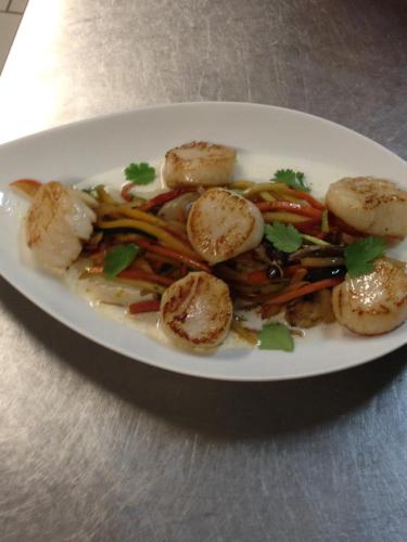 a plate of food with shrimp and vegetables on a table at Hôtel Logis Restaurant La Fontaine in Mantry