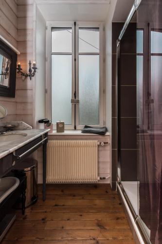 une salle de bain avec une douche et un lavabo et une fenêtre dans l'établissement La Maison Bizienne Guérande - Chambres d'hôtes de charme, à Guérande