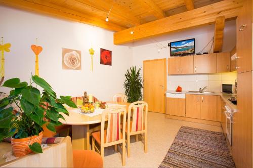 eine Küche und ein Esszimmer mit einem Tisch und Stühlen in der Unterkunft Haus Alois in Sölden
