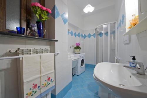 a bathroom with a sink and a washing machine at Casa Generosa in Agerola