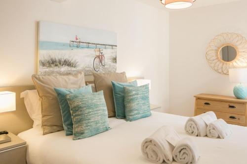 Designer Apartment with Pool by LovelyStay