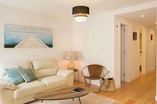Designer Apartment with Pool by LovelyStay