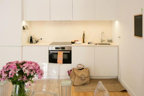 Designer Apartment with Pool by LovelyStay