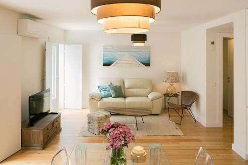 Designer Apartment with Pool by LovelyStay