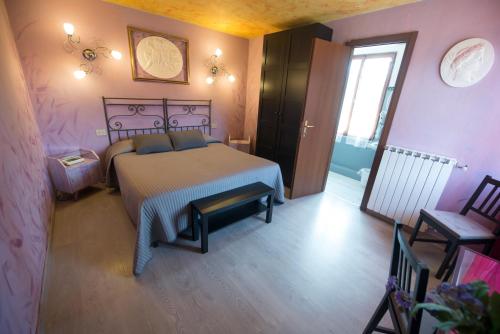 a bedroom with a large bed in a room at Cuccaro Club - Val di Vara e Cinque Terre in Rocchetta di Vara