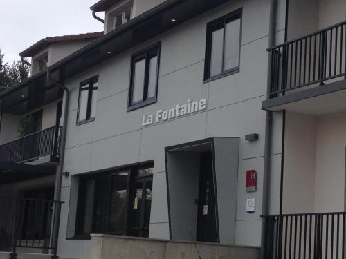a building with a sign that reads la fundraising at Hôtel Logis Restaurant La Fontaine in Mantry