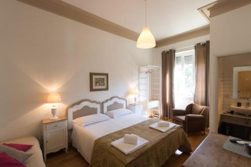 ローマにあるFlaminia - B&B Tevere Home "Bed your Breakfast"のベッドとバスルーム付きのホテルルームです。