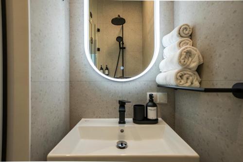 Stylish studio with queen-size bed Self check-in