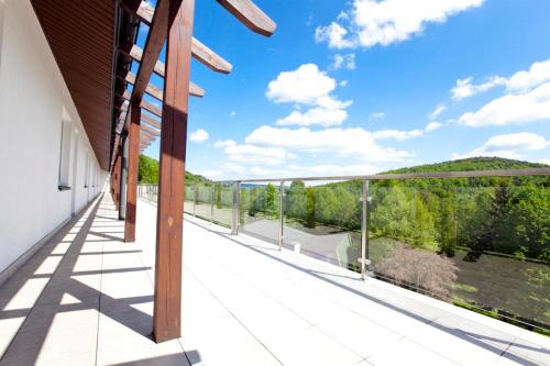 an outdoor balcony with a view of the trees at Hotel Ameliówka in Masłów