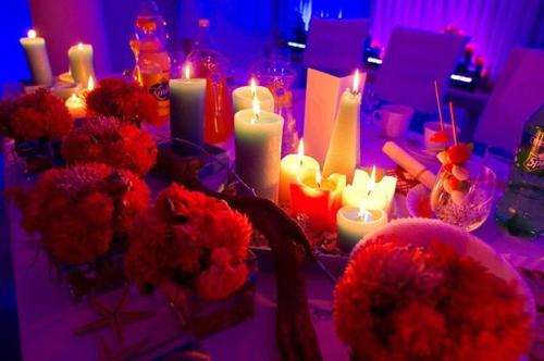a group of candles and flowers on a table at Hotel Ameliówka in Masłów