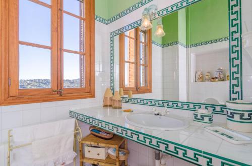 ソン・サルベーラにあるXiclati 10のバスルーム(洗面台、鏡付)