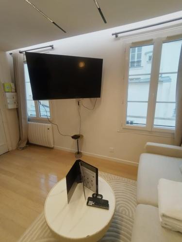 New Renovated Studio Invalides EiffelTower Paris 7