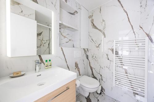 New Renovated Studio Invalides EiffelTower Paris 7